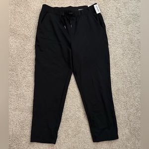 NWT. Old Navy Black Tapered Pants. Petite Medium.